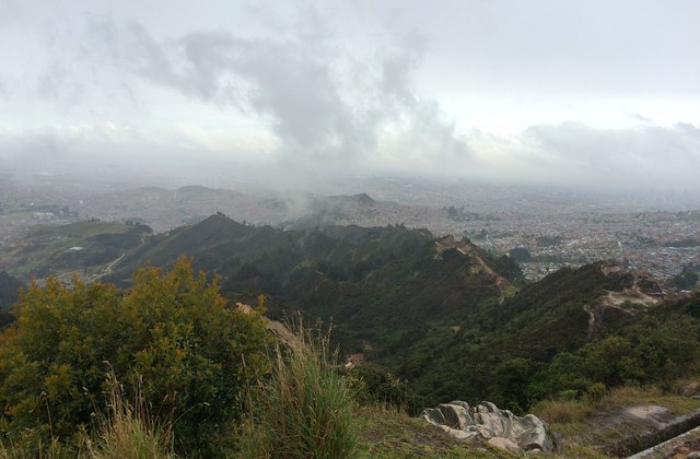 Parques Entrenubes y Soratama — vista desde la ladera hacia Bogotá